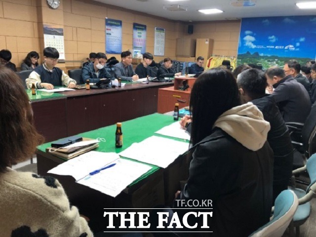 전북 진안군은 관내에 방치되어 있는 폐기물 문제 해결을 위해 24일 군청에서 읍·면 부서담당자 등 25명이 참석한 가운데 대책회의를 개최했다. / 진안군