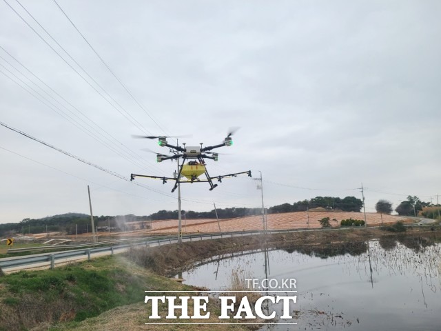 이학수 정읍시장은 “AI 발생농장과 주변 도로에 소독을 강화하는 등 모든 방역자원을 총동원해 조류인플루엔자 발생 위험성을 제거할 것”이라며 “가금 농가에서도 농장 소독 등 방역 수칙 준수를 강도 높게 실천해달라”고 당부했다. / 정읍시