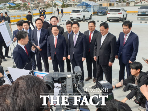 이장우 시장과 김기현 대표, 대전시당 관계자들이 지역현안에 대해 설명을 듣고 있다. / 대전=최영규 기자