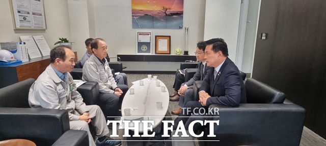 박영순 국회의원(오른쪽 맨앞)이 24일 한국타이어 대전공장을 찾아 실무책임자들에게 화재 피해주민에 대한 조속한 보상을 주문하고 있다. / 박영순의원실