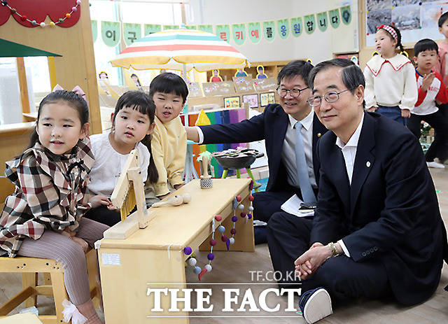 한덕수 국무총리(오른쪽)가 24일 오전 서울 구로구 구로삼성어린이집을 방문해 어린이들과 함께 수업을 참관하고 있다./임영무 기자