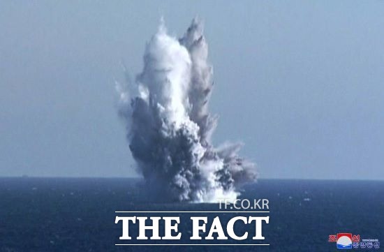북한이 지난 21일부터 23일까지 핵무인수중공격정 해일의 수중 폭발시험을 했다며 24일 사진을 공개했다./조선중앙통신 노동신문