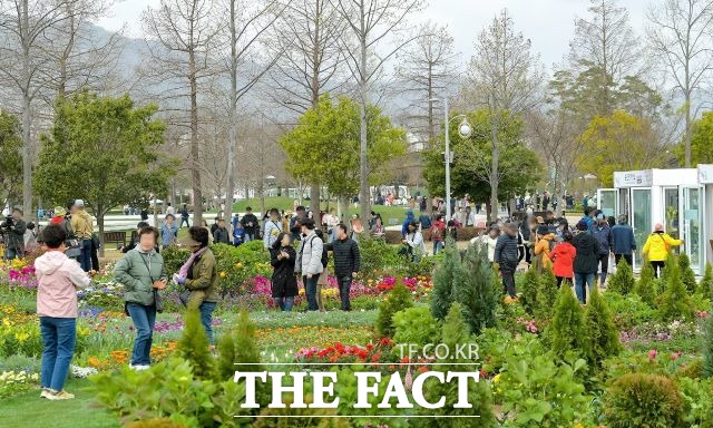 박람회장 안에 모여든 관람객들이 지루하고 답답한 일상에서 벗어나 즐거운 한 때를 보내고 있다. /순천시