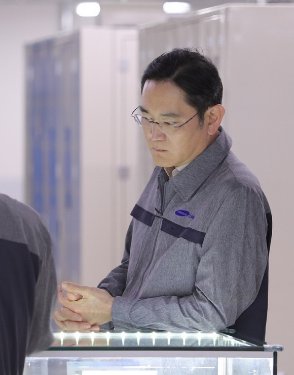 이재용 삼성전자 회장이 24일 중국 텐진 삼성전기 사업장을 방문해 전자부품 생산 공장을 점검했다. /삼성전자