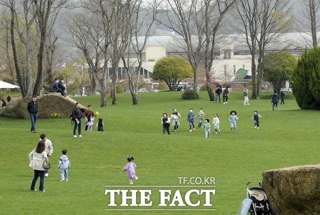 어린들도 드넓은 잔디로 뒤덮인 꿈틀놀이터에서 뛰어놀고 있다. /순천시