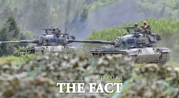 대만 남부 핑퉁현에서 실사격 훈련을 하고 있는 대만 주력전차 CM-11.대만은 중국군의 상륙과 시가전을 대비해 2019년 미국제 M1A2 전차 108대를 주문했으나 4년이 지난 지금도 받지 못하고 있다./아랍뉴스