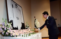  안중근 의사 영정에 헌화하는 박민식 국가보훈처장 [포토]