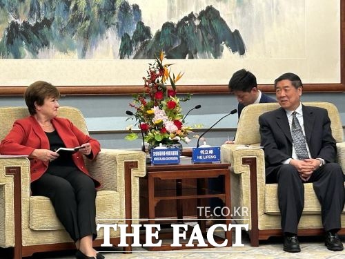 크리스티나 게오르기에바 국제통화기금(IMF) 총재가 26일 중국 베이징에서 허 리펑 부총리와 중국 경제전망에 대해 이야기하고 있다./크리스티나 게오르기에바 IMF 총재 트위터 캡쳐