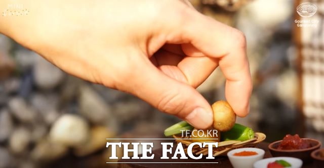 27일 강릉시는 미식도시 강릉을 알리기 위해 이번 영상은 감자옹심이 등 강릉의 대표 요리와 디저트인 커피와 커피콩빵까지 손톱만한 크기의 재료와 도구를 사용하여 실제 요리와 똑같으나, 크기만 작은 미니어처 음식으로 만드는 과정을 고스란히 보여주는 독특한 컨셉으로 제작했다고 밝혔다./강릉시