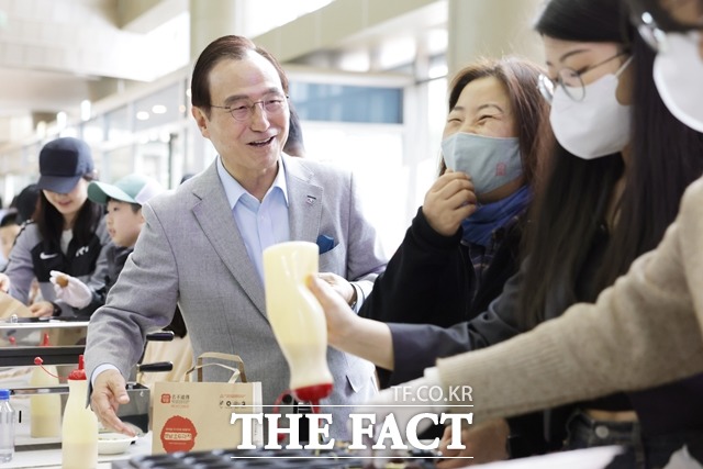 2023 베리베리 빵빵데이 행사가 성료됐다. 박상돈 천안시장이 시청에서 열린 호두과자 만들기 체험행사에 참여한 참여자들과 이야기를 나누는 모습. / 천안시