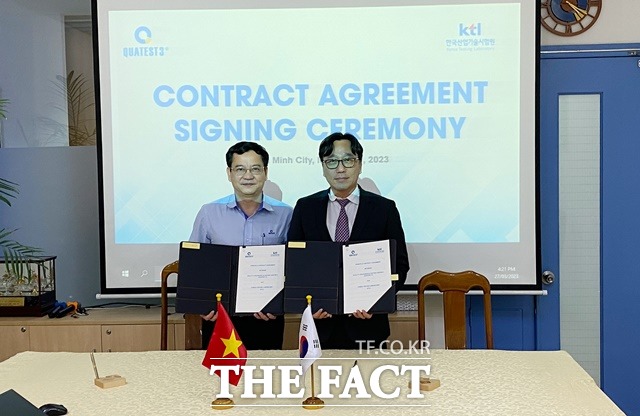 김세종 KTL 원장(오른쪽)이 베트남 호치민시 QUATEST3 본사 대회의실에서 업무협약식 후 품질보증시험원(QUATEST3) 응우옌 타이 훙과 기념 촬영을 하고 있다./KTL