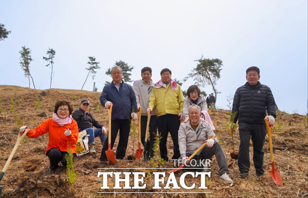 28일 논산시 부적면 덕평리 일대에서 열린 나무심기 행사에 참여한 논산시의회 의원들이 나무식재를 마친 후 기념사진을 촬영했다./논산시의회