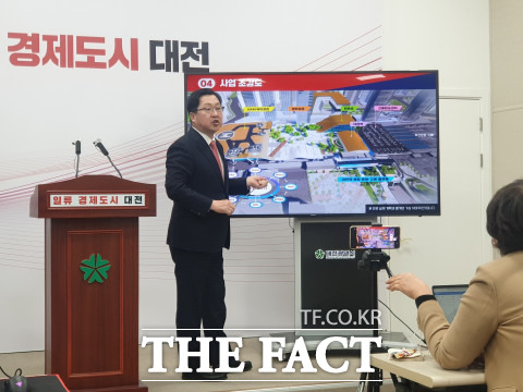 이장우 시장이 28일 시청에서 대전역 미래형 환승센터에 대해 설명하고 있다. / 대전=최영규 기자