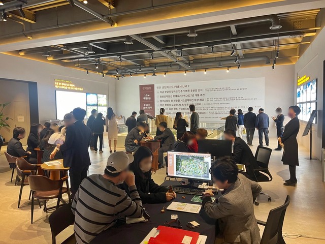 방문객들이 평촌 센텀퍼스트 주택전시관을 둘러보고 있다. /DL이앤씨