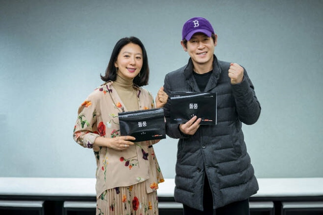 배우 김희애와 설경구가 넷플릭스 새 시리즈 돌풍으로 호흡을 맞춘다. /넷플릭스 제공