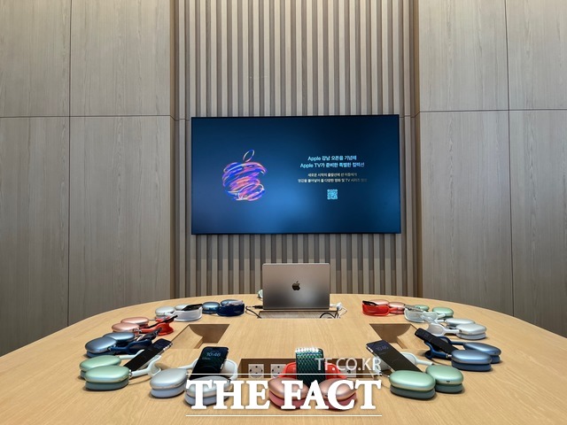애플은 29일 애플 강남 미디어 프리뷰 행사에서 아이폰과 에어팟 맥스를 활용한 공간음향 체험 세션을 열었다. /최문정 기자