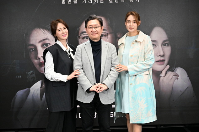 이혜원, 유성호 교수, 안현모(왼쪽부터)가 29일 온라인으로 열린 KBS2 스모킹 건 제작발표회에서 포즈를 취하고 있다. /KBS2 제공