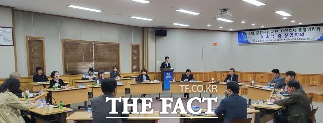 29일 (재)홍천문화재단은 홍천문화예술회관 2층 강당에서 위촉식을 개최하고 홍천문화재단 장영주 상임이사를 운영위원장으로, 홍천군의회 황경화 군의원, 재단 박계순 이사, 임순천 이사, 사단법인 한국예술총연합회 백금산 홍천군지회장 등 총 12명의 축제 운영위원에게 위촉장을 전달했다고 밝혔다./홍천군