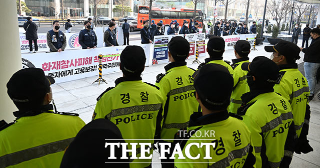 한국타이어에 배치된 경찰력.