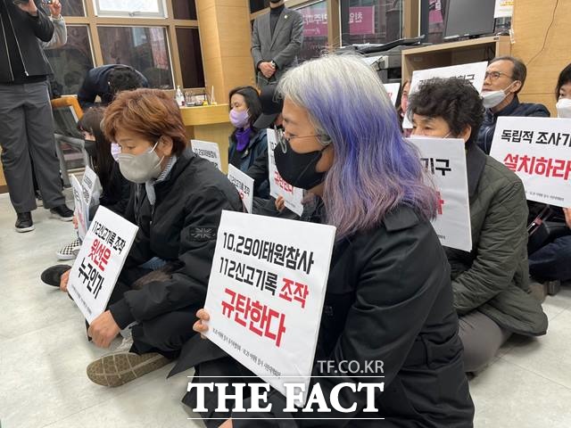 이태원참사 유가족들이 서울경찰청 민원실 바닥에 앉아 농성을 벌이고 있다. /조소현 기자