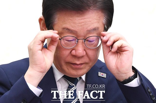 이재명 더불어민주당 대표가 29일 서울 여의도 국회에서 열린 최고위원회의에 참석해 안경을 고쳐쓰고 있다.