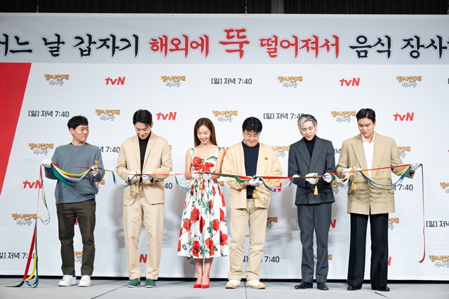 이우형 PD, 존박 권유리 백종원 뱀뱀 이장우(왼쪽부터 차례대로)가 tvN 장사천재 백사장에 대한 다양한 이야기를 전했다. /tvN 제공