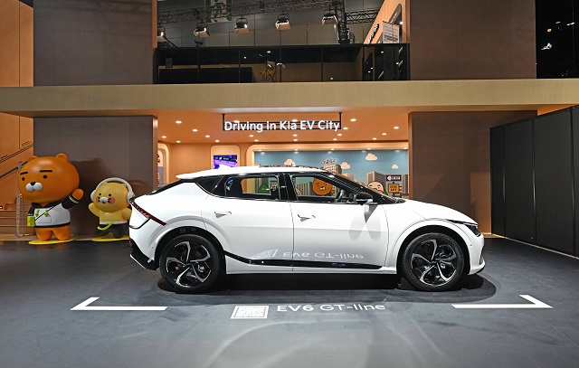 기아는 서울모빌리티쇼에서 모든 차량을 전기차로 전시하고, 브랜드 첫 전용 전기차 EV6와 친환경 SUV 니로 전기차를 위한 별도 공간도 마련했다. /기아