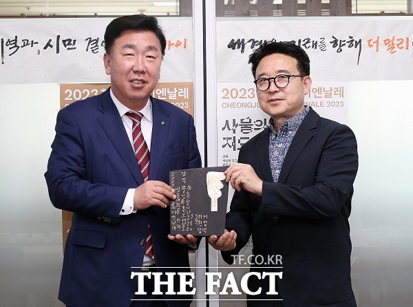 설치미술가 강익중(오른쪽) 씨가 ‘2023 청주공예비엔날레’ 홍보대사로 합류했다. /청주시