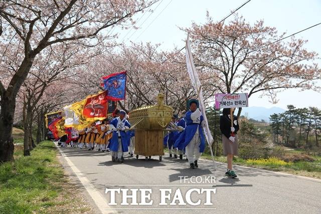 사천 선진리성 벚꽃축제 장면 / 사천시