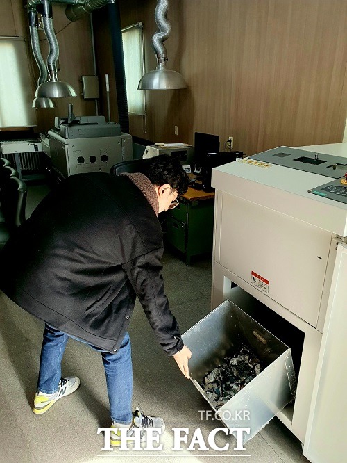 디지털 저장매체 파기 서비스 처리 모습. /옥천군.