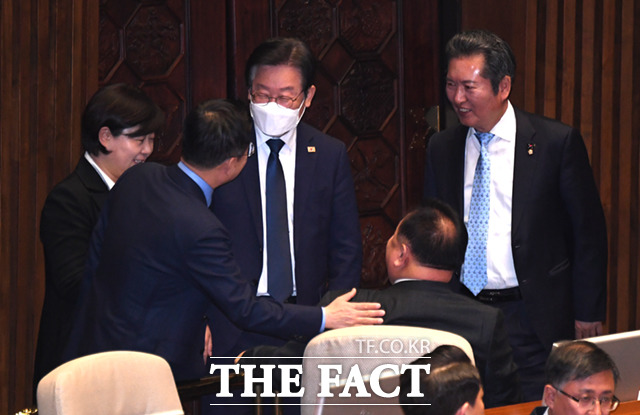 박성준 대변인도 가세해 이재명 대표와 이상민 의원의 대화를 주도하고 있다.