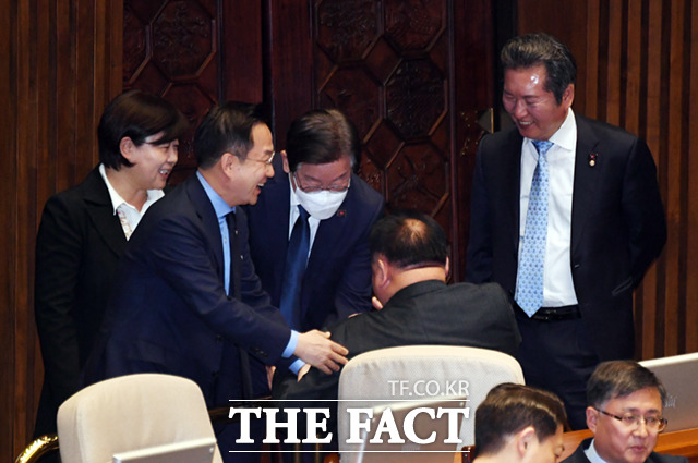 이재명 대표(가운데)이 이상민 의원을 손을 잡자, 서영교·정청래 최고위원, 박성준 대변인이 웃음짓고 있다.