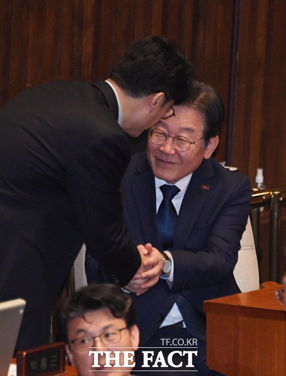 이재명 더불어민주당 대표(오른쪽)와 홍익표 의원이 30일 서울 여의도 국회에서 열린 본회의에 참석해 인사하고 있다.