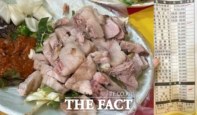 진해군항제 향토음식관에서 판매 중인 5만원짜리 통돼지바베큐와 메뉴판 사진./네이버 블로그