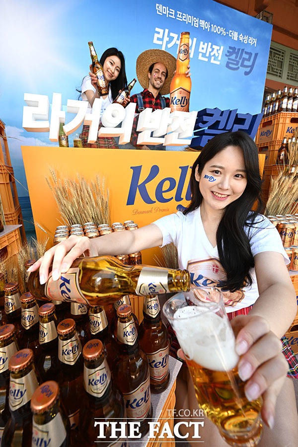 하이트진로의 모델들이 30일 오전 서울 성북구 삼청각에서 새로 출시한 맥주 켈리와 포즈를 취하고 있다. /남윤호 기자