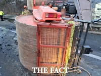  음성휴게소 인근서 트레일러 중장비 떨어져 4명 사상