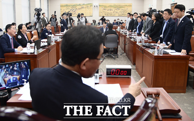 유기홍 교육위원장이 청문회 의사일정 변경안을 상정, 찬반을 가리고 있다. 청문회 연기에 찬성한 민주당 의원들이 일어서 있다.