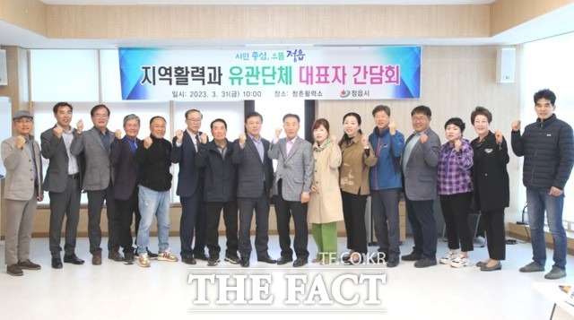 정읍시 관계자는 “도시재생과 농촌 활력의 두 마리 토끼를 잡기 위해서는 간담회에 참석하신 대표들의 역할이 중요하다”면서 “공동체 활성화와 도시재생 활동을 통해 농촌과 도시의 균형 있는 개발과 발전이 될 수 있도록 노력해 달라”고 당부했다. / 정읍시