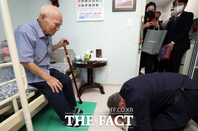 박진 외교부 장관(오른쪽)이 2022년 9월 2일 일제 강제동원 피해자 이춘식 할아버지 자택에서 이 할아버지에게 절하고 있다. /뉴시스