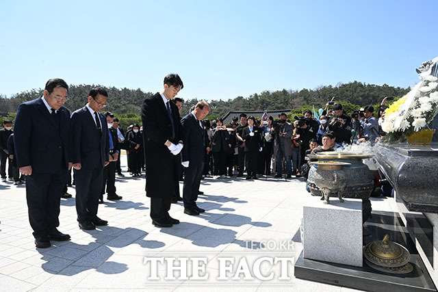 전두환의 손자 전우원 씨가 31일 오전 광주 북구 국립5.18민주묘지를 참배하고 있다. /광주=남윤호 기자