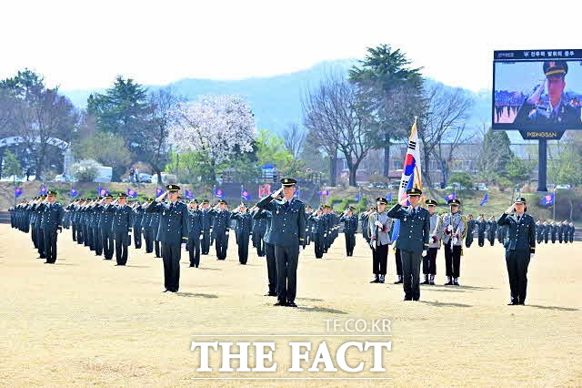 육군 부사관 양성 22-5기 신임 하사들이 거수 경례를 하고 있다. /육군부사관학교