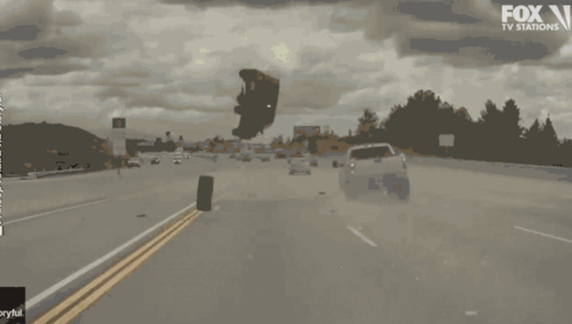 기아의 쏘울이 지난달 23일 LA의 한 고속도로에서 오른쪽 차선에서 튀어나온 타이어와 충돌 후 3m 가까이 치솟은 뒤 추락하는 사고를 당했지만, 운전자는 큰 부상을 입지 않은 것으로 알려졌다. /폭스뉴스 유튜브 채널 캡처