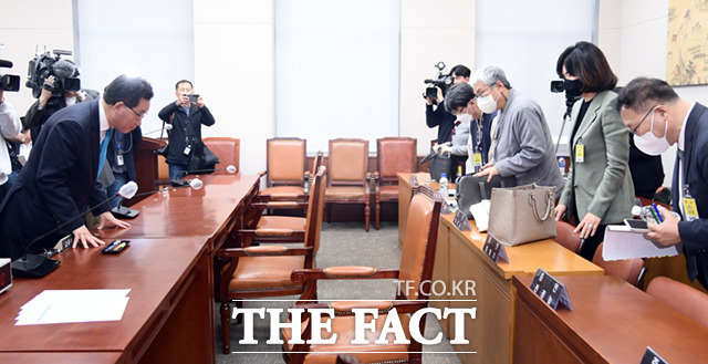 유기홍 교육위원장이 청문회에 출석한 다른 증인들에게 청문회를 열지 못한 것에 대해 사과하고 있다.