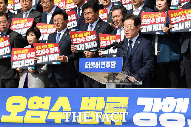 이재명 더불어민주당 대표가 지난달 30일 오전 서울 여의도 국회 본청 앞 계단에서 열린 후쿠시마산 수산물 수입 반대 및 대일 굴욕외교 규탄대회에서 발언을 하고 있다. /남용희 기자