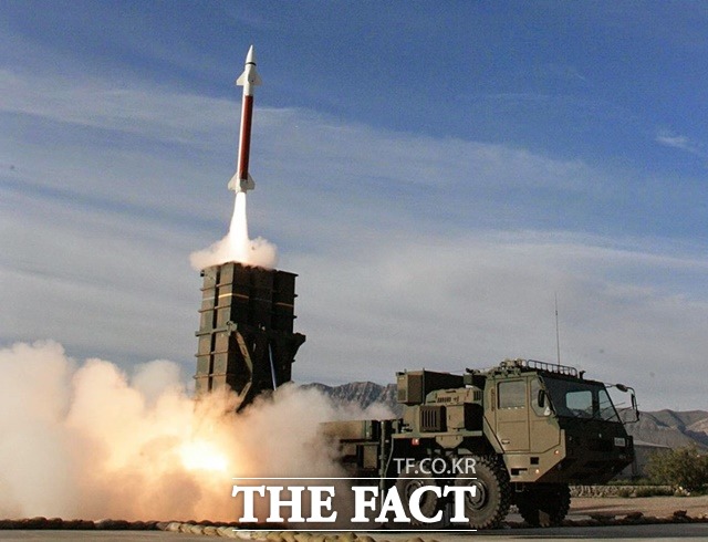 일본이 03식 지대공 미사일과 07식 대잠로켓어뢰를 결합한 새로운 함대공 미사일을 개발하고 있다. 사진은 03식 미사일이 발사대에서 화염을 뿜으면서 치솟고 있다. /위키미디어