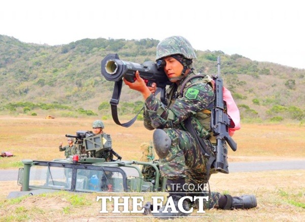 대만 해병대원이 대전차 로켓 케스트럴 발사 훈련을 하고 있다./타이베이 타임스