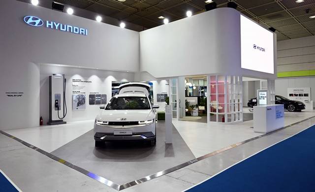 현대자동차와 기아가 전기차 박람회 EV 트렌드 코리아 2023에 참가한다. 사진은 전시장에 전시된 현대차의 전기차 아이오닉 5. /현대자동차그룹