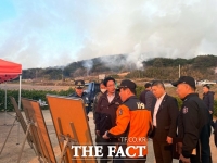  고창군 상하면 야산서 불…2명 경상, 진화 중