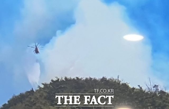 3일 산림당국은 이날 오후 1시 7분경 강원도 영월군 김삿갓면 에밀리 산 164-2번지에서 산불이 발생, 진화헬기 2대가 진화중이라고 밝혔다. /강원도산불방지센터