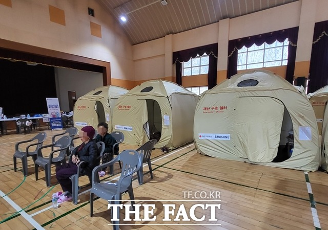 홍성 서부초등학교에 마련된 대피소에서 이재민들이 불길이 꺼지기만을 기다리고 있다. / 홍성 = 김아영 기자